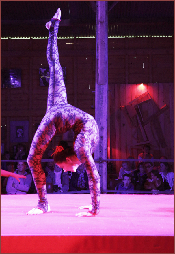 La contorsionniste Valentine. Accompagnée par les danseurs d'Amicadanse. (photo Alain Ruillier)