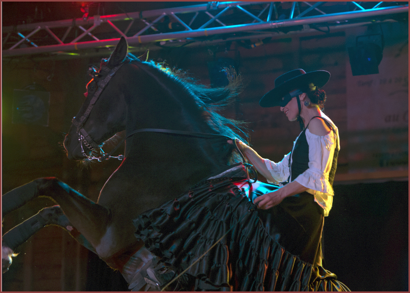 Le marché mexicain. Sur une chorégraphie d'Isabelle De Vry. Avec une foule (La troupe Amicadanse), deux voleuses (Elodie et Marie) et Zorro (Stéphanie sur Safirat) qui vient rétablir la justice. (photo Marc Thoreau)