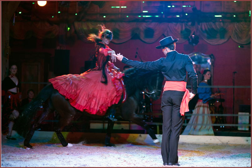 La Molinera.Avec Stéphanie, montée sur Safirat. Sur le sable, Maud, Arnaud et les danseuses d'Amicadanse. (photo Marc Thoreau)