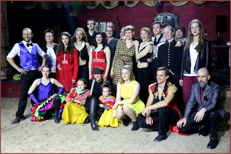La troupe au complet. De gauche à droite, en commençant par le premier rang : Fanny, Emie, Stéphanie, Lily, Maud, Arnaud, Olivier, Doudou, Maz, Élise, Élodie, Valentine, Enzia, Érica, Gwen, Carolane, Gauthier, Stéphane, Marie, Philippe, Paul et Chantal. (photo Alain Ruillier)