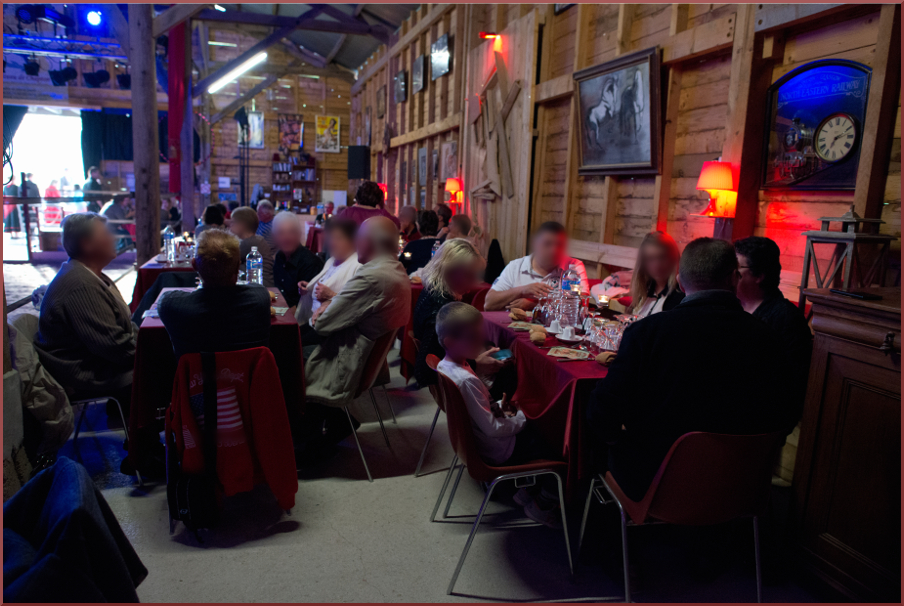 Le dîner-spectacle du vendredi soir. En attendant le spectacle ... et l’apéritif. (photo Marc Thoreau)