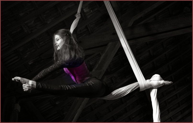 Tissu aérien Un ballet aérien à cinq tissus. Avec Enzia, Maud, Valentine, Élise (sur la photo) et Paul. Chorégraphie et entraînement : Érica Bailey. (Photo Alain Ruillier)