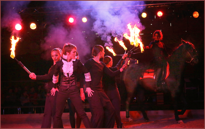 Bolas en feu. Belluga puis Safirat (ici, sur la photo) montés par Stéphanie. Sur la piste Valentine aux bolas, Marie, Elodie et Doudou aux torches et Érica à la danse. (photo Alain Ruillier)