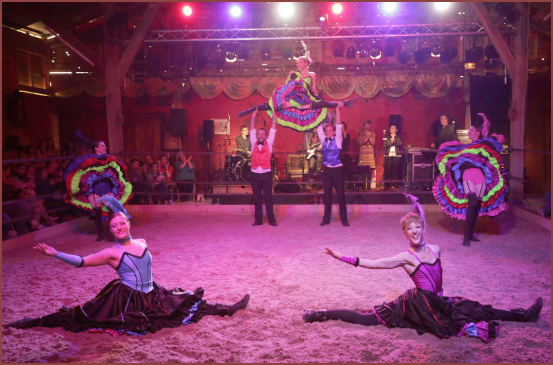 French Cancan. Sur une chorégraphie d'Érica Bailay, une danse endiablée de presque toute la troupe. Avec Érica, Maud, Elodie, Marie, Fanny, Doudou et Arnaud. (photo Alain Ruillier)