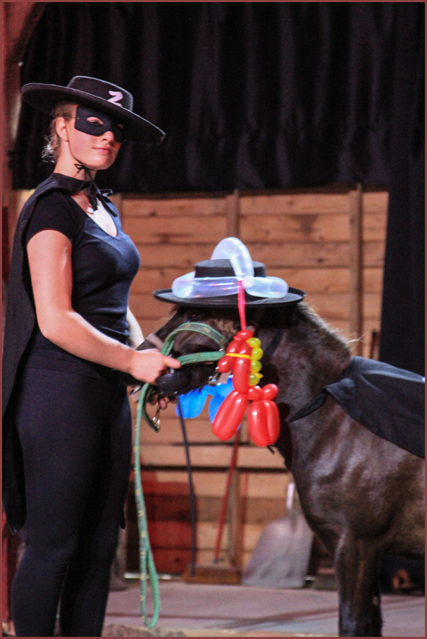 Zorrito Avec Maud et Carollo. Une parodie du célèbre justicier de Monterey et de son cheval Tornado.