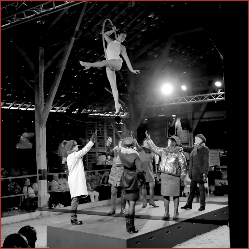 Valentine survolant les manequins lors de l'une des présentations de vêtements.