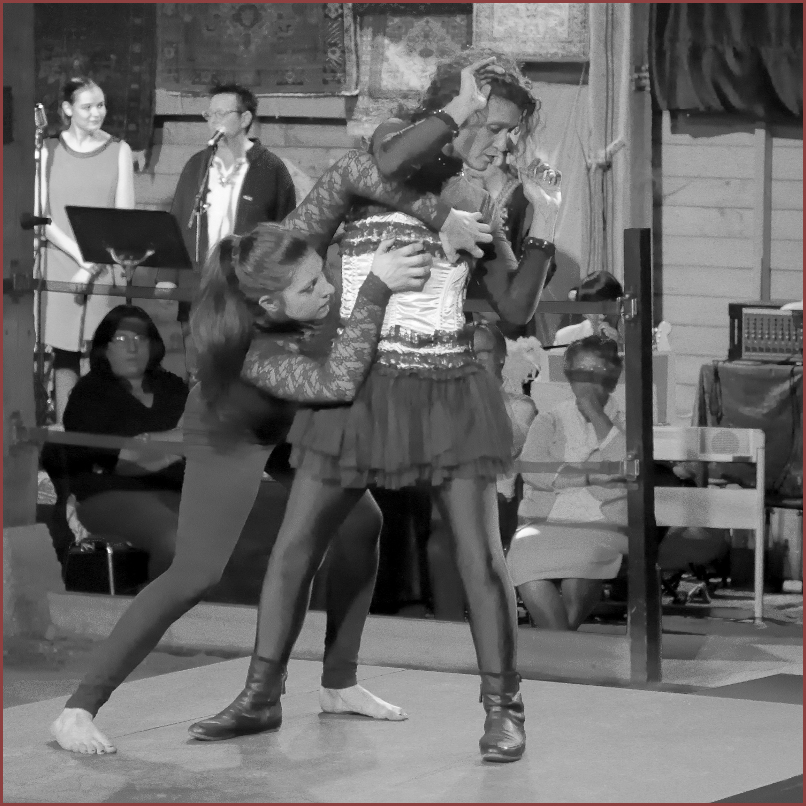 Valentine à la pole dance.
