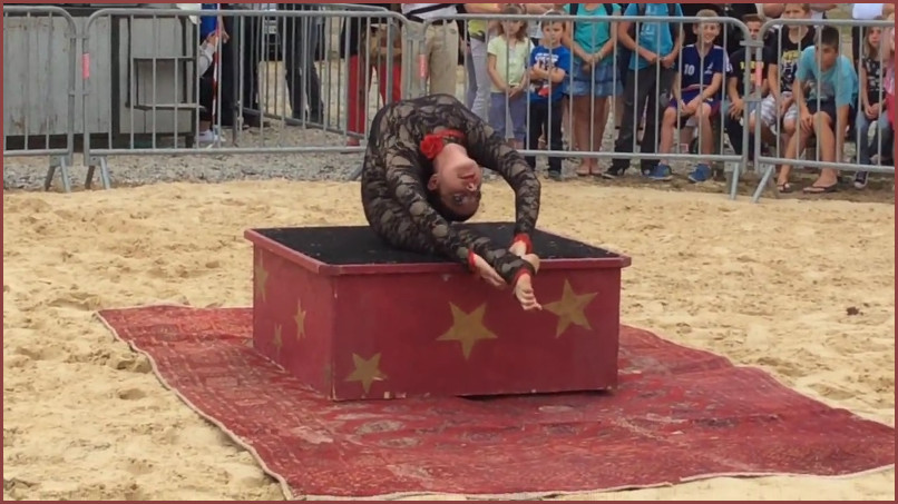 Contorsion avec Valentine. Un numéro tout en grâce, élégance et souplesse.