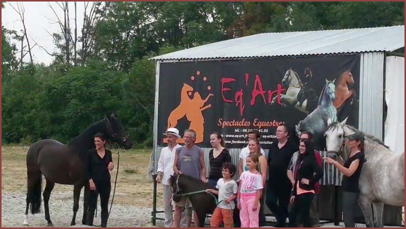 La troupe au complet. De gauche à droite, en commençant par le rang du bas : Noam avec Carollo, Emmie Stéphanie avec Safirat, Olivier, Bruno, xxx, Maud, Valentine, Corine avec Campeão Arnaud, Stéphane et Philippe.